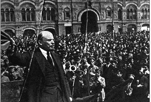 1919년 5월 25일 붉은 광장에서 붉은 군대 병사들을 향해 연설하고 있는 레닌. 1917년 10월 혁명으로 탄생한 소비에트 사회주의 연방 공화국(옛 소련)은 결국 한 세기를 넘기지 못하고 74년 만인 1991년 12월 붕괴되고 만다.